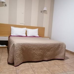 Quarto grande com cama king